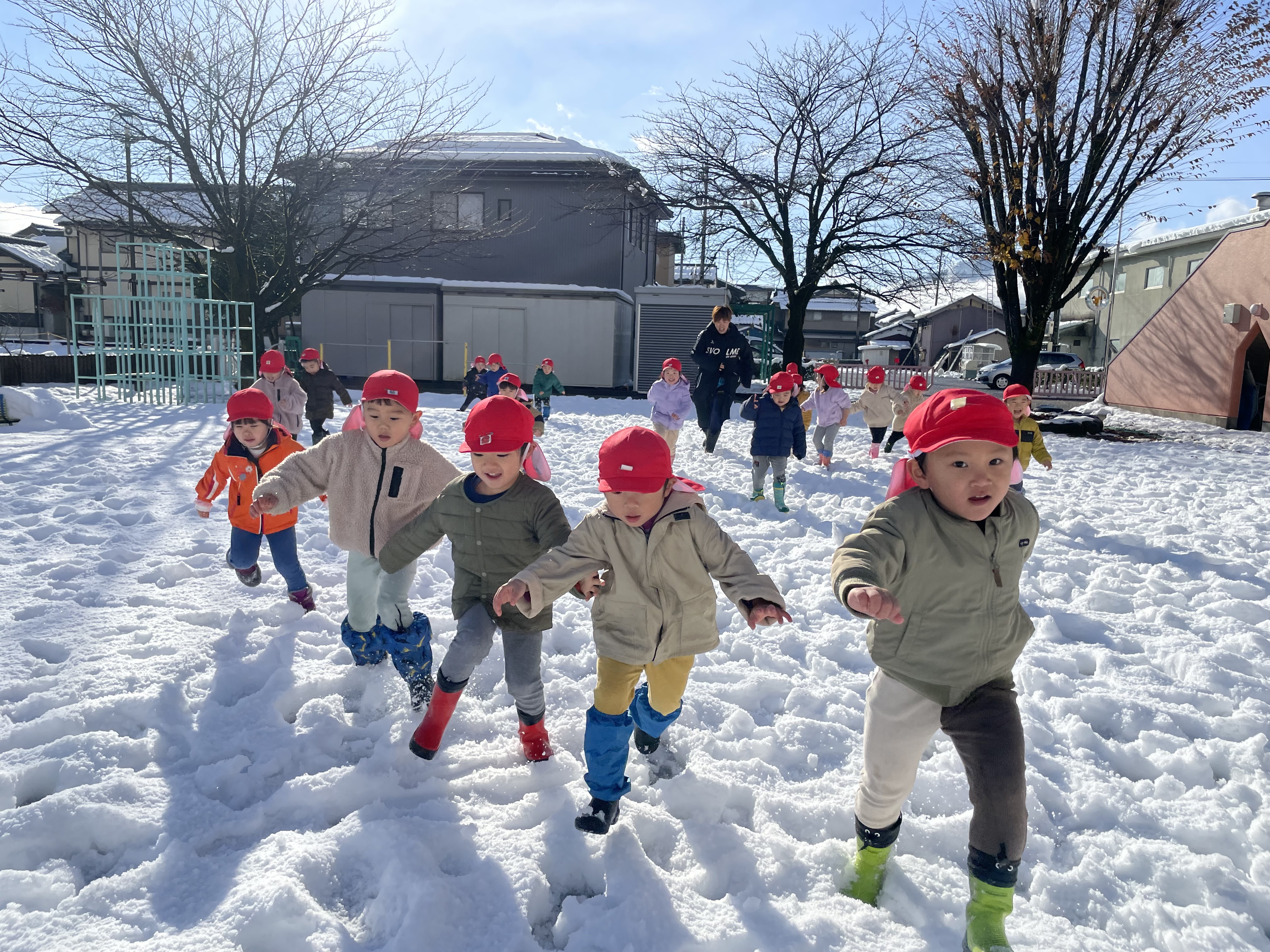 雪の上でかけっこを楽しみました♡寒くても元気元気！