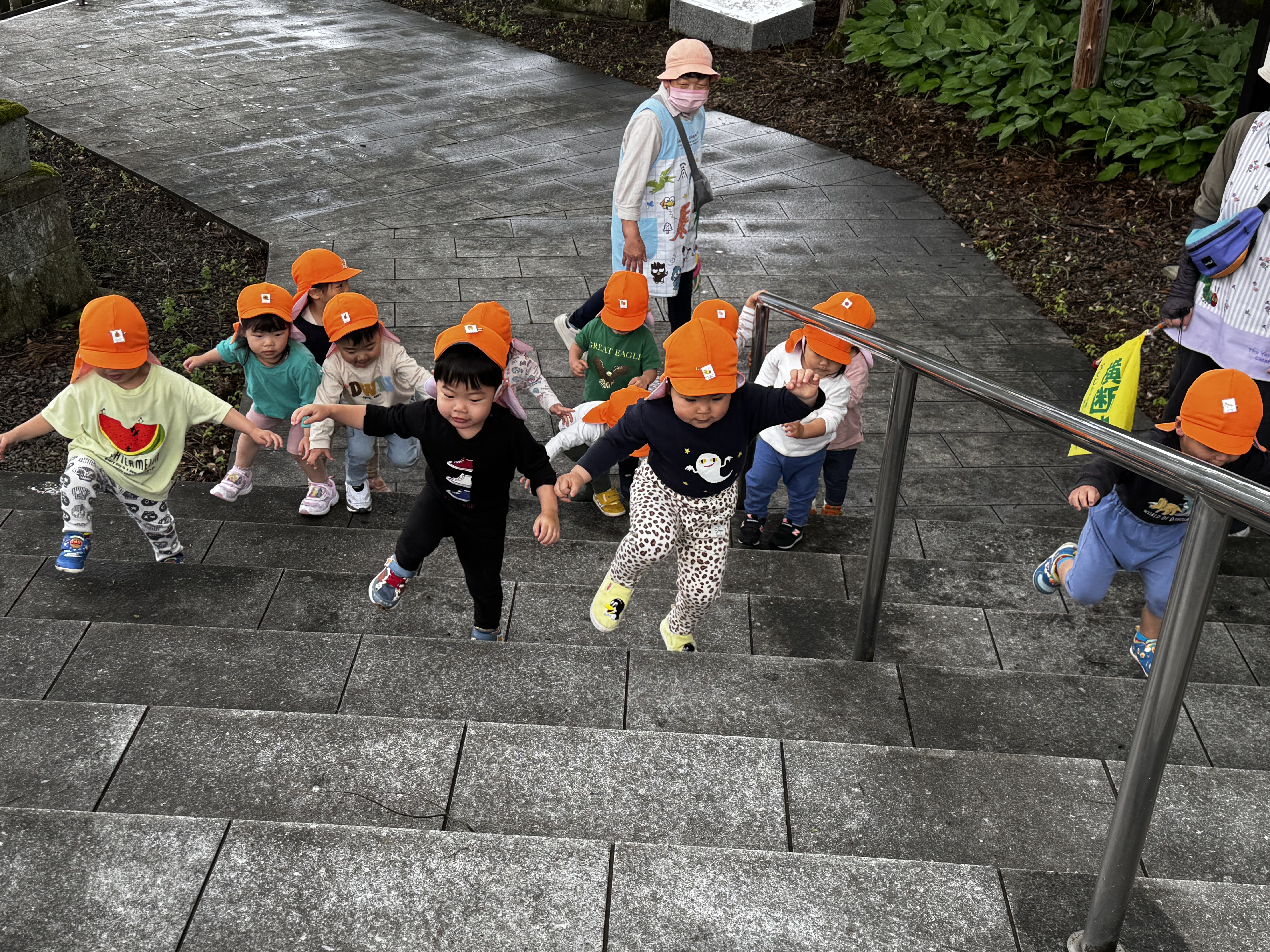 神社の階段を上りました。軽やかに上る子もいれば一段ずつ慎重に上る子もいましたよ。