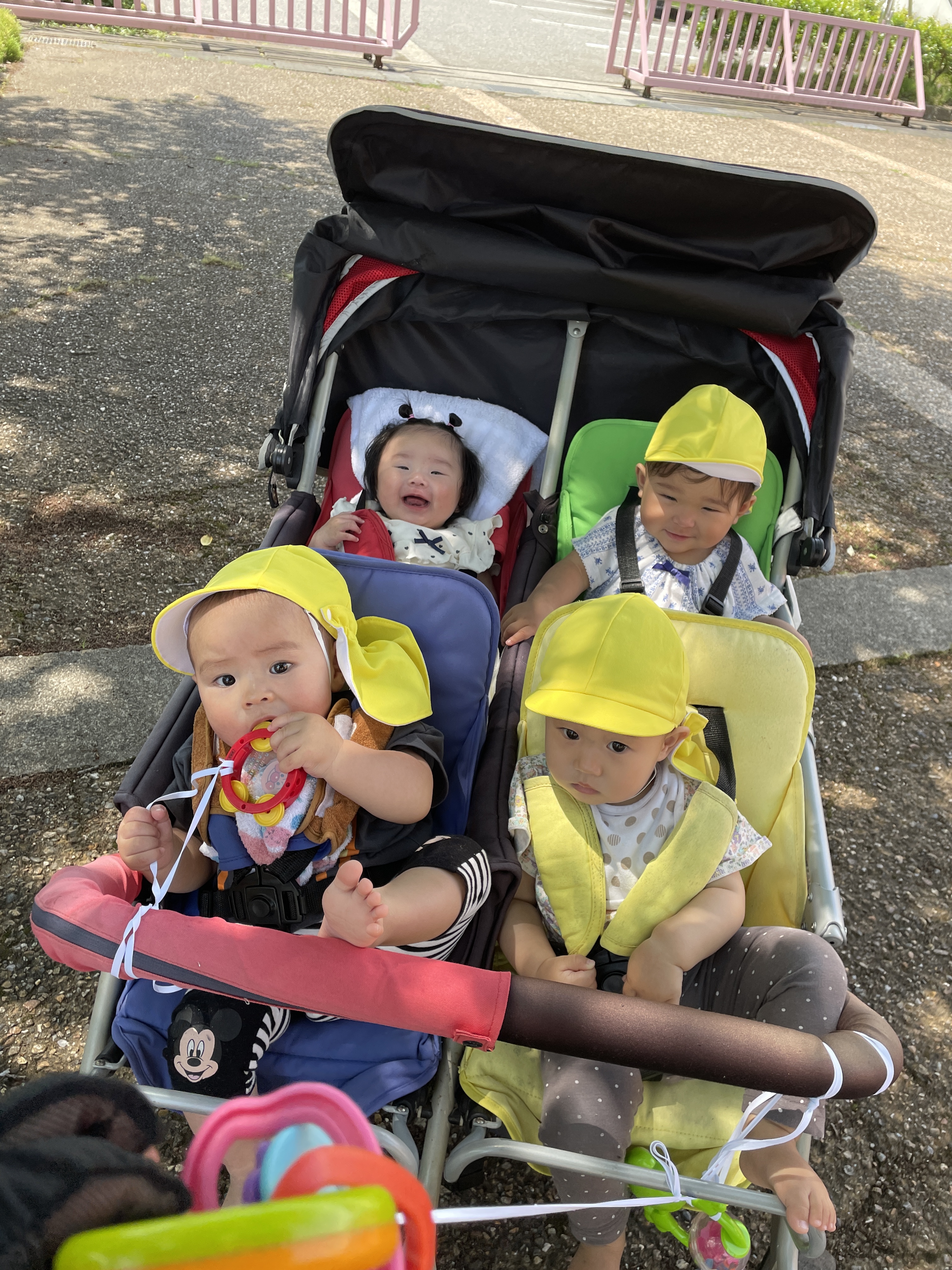 ４人乗りベビーカー満員御礼です。お散歩楽しいね♪