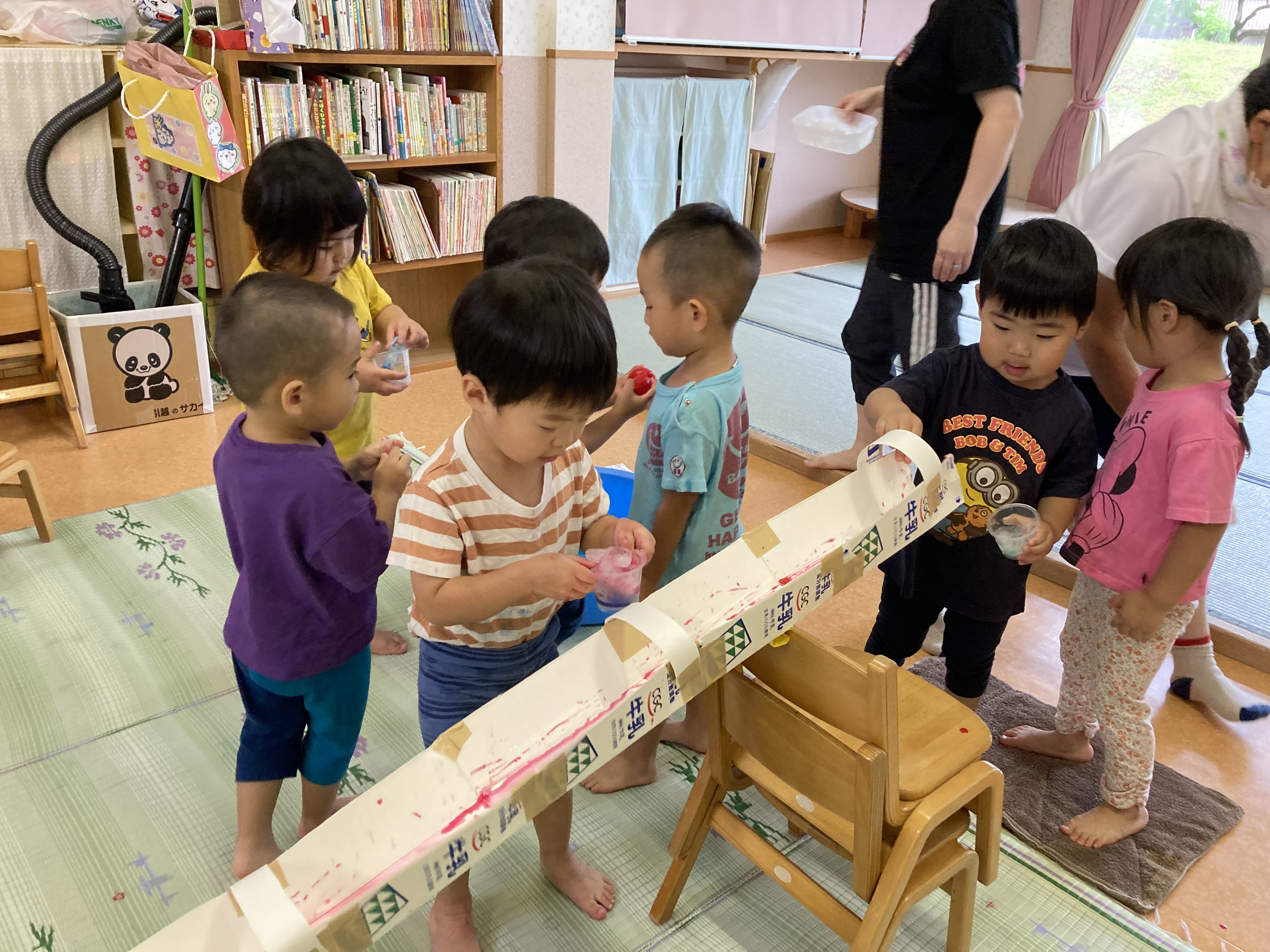 流しそうめんの様に、氷や色水を流しても遊んでみました。夢中で遊んでいましたよ(^O^)