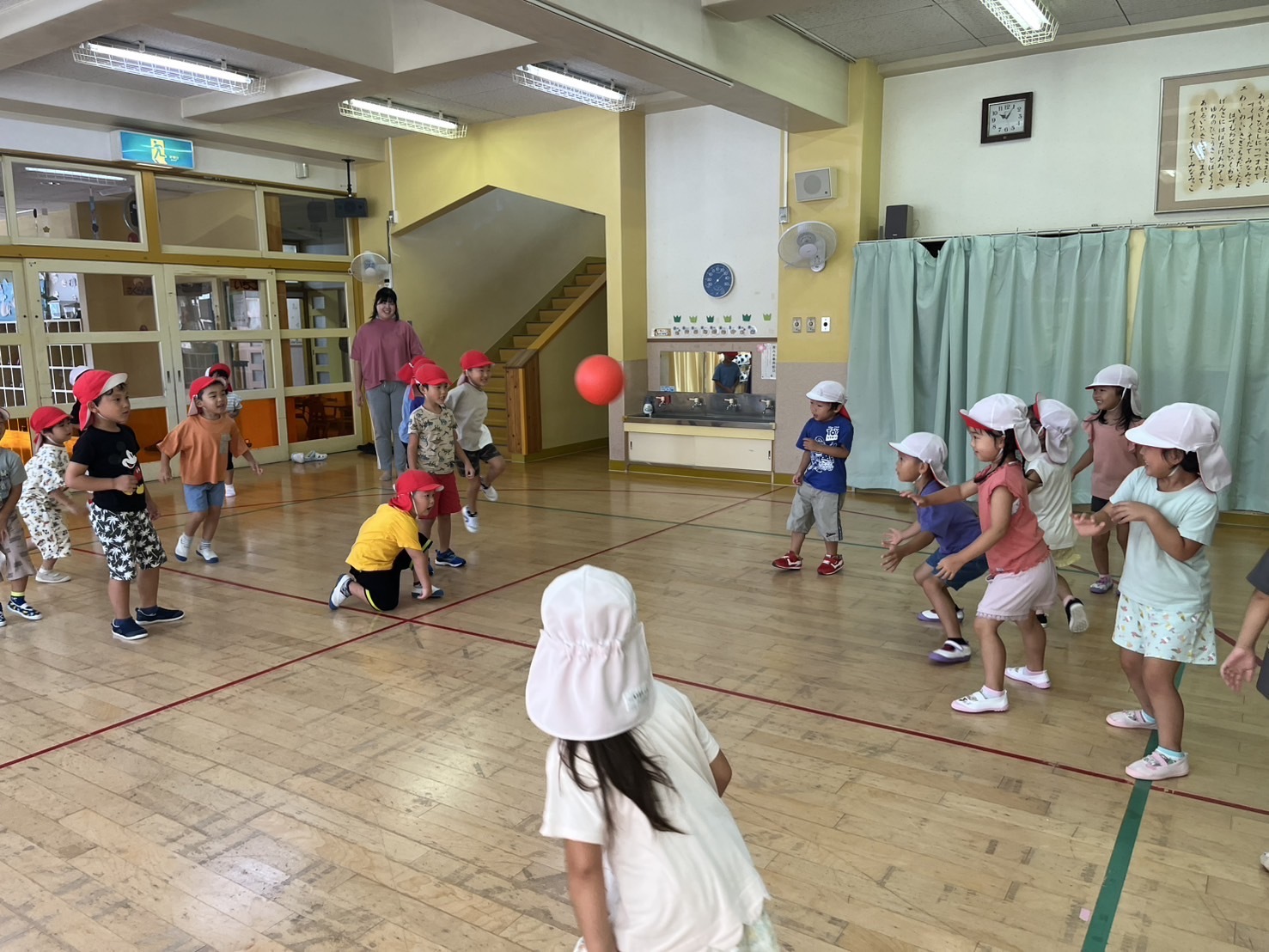 ①白熱！ドッヂボール！狙って投げることがとっても上手になってきましたよ。
