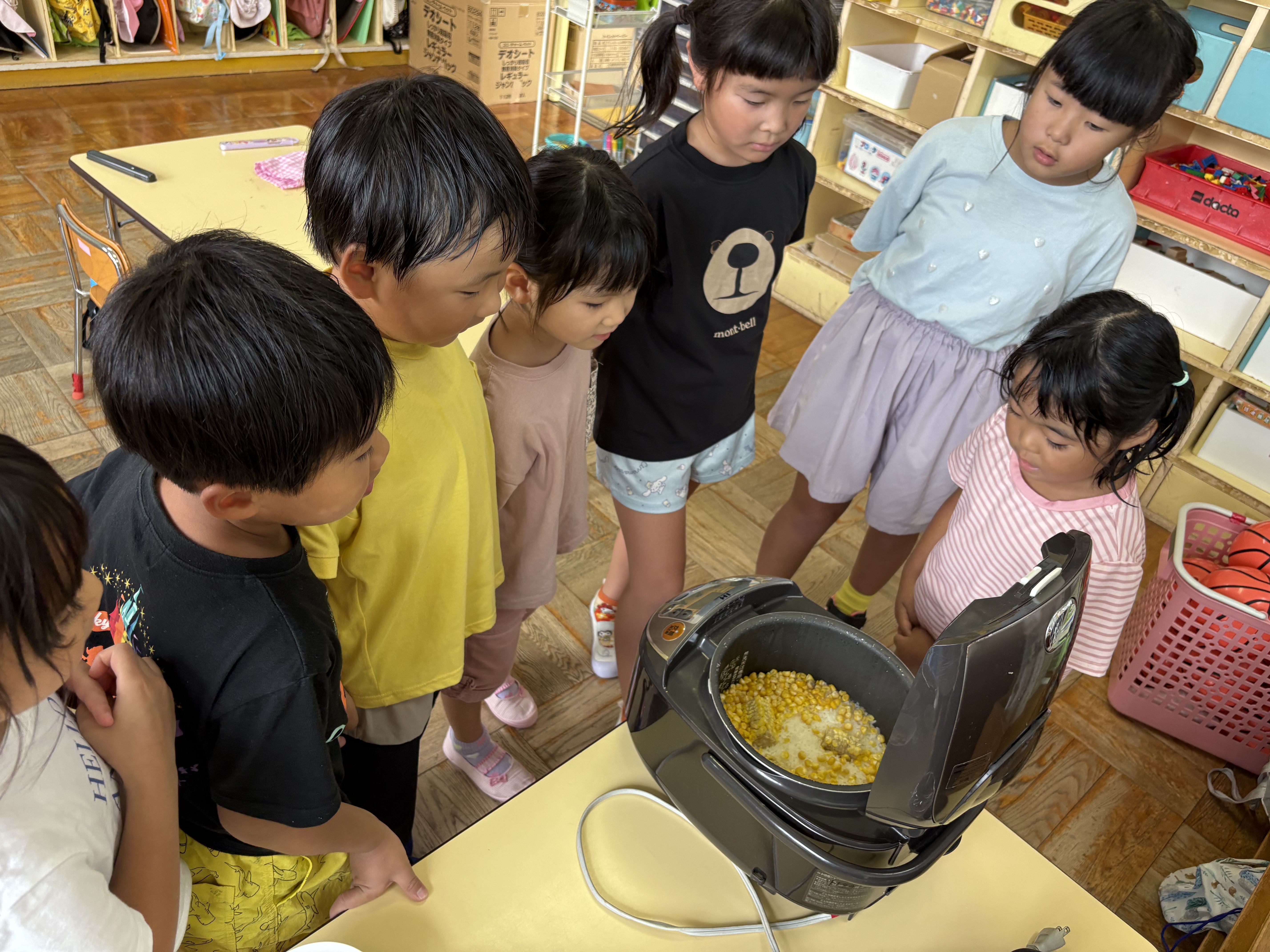①先週、りんご組で初めてのおにぎり作りをしました。畑でとれたとうもろこしも一緒に炊いて「とうもろこしご飯」にしました。炊飯器をオープン！すると「良い匂いがする～♪」とクンクン...