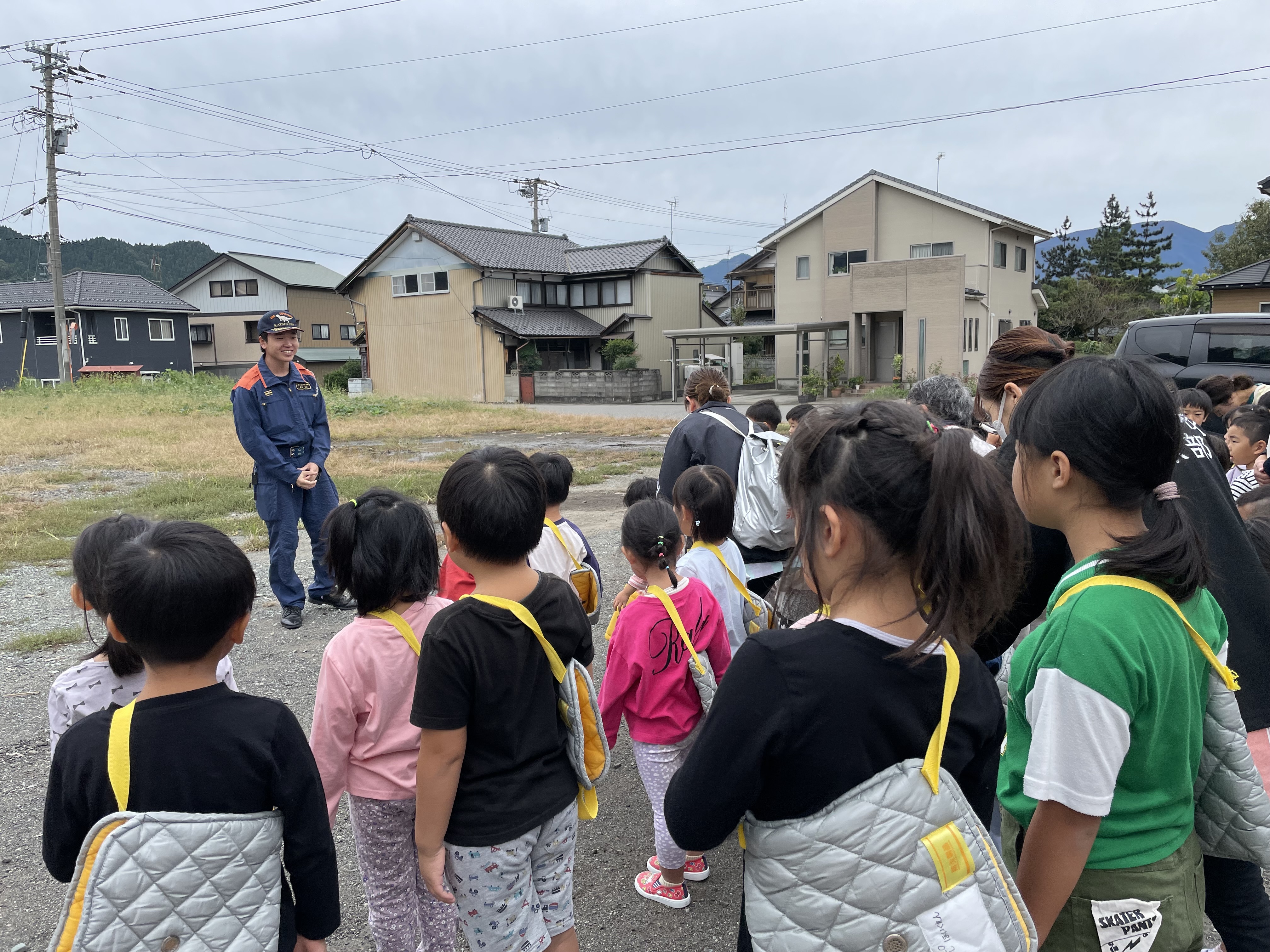 ①　避難場所に来てから、消防士さんのお話を真剣に聞いています。