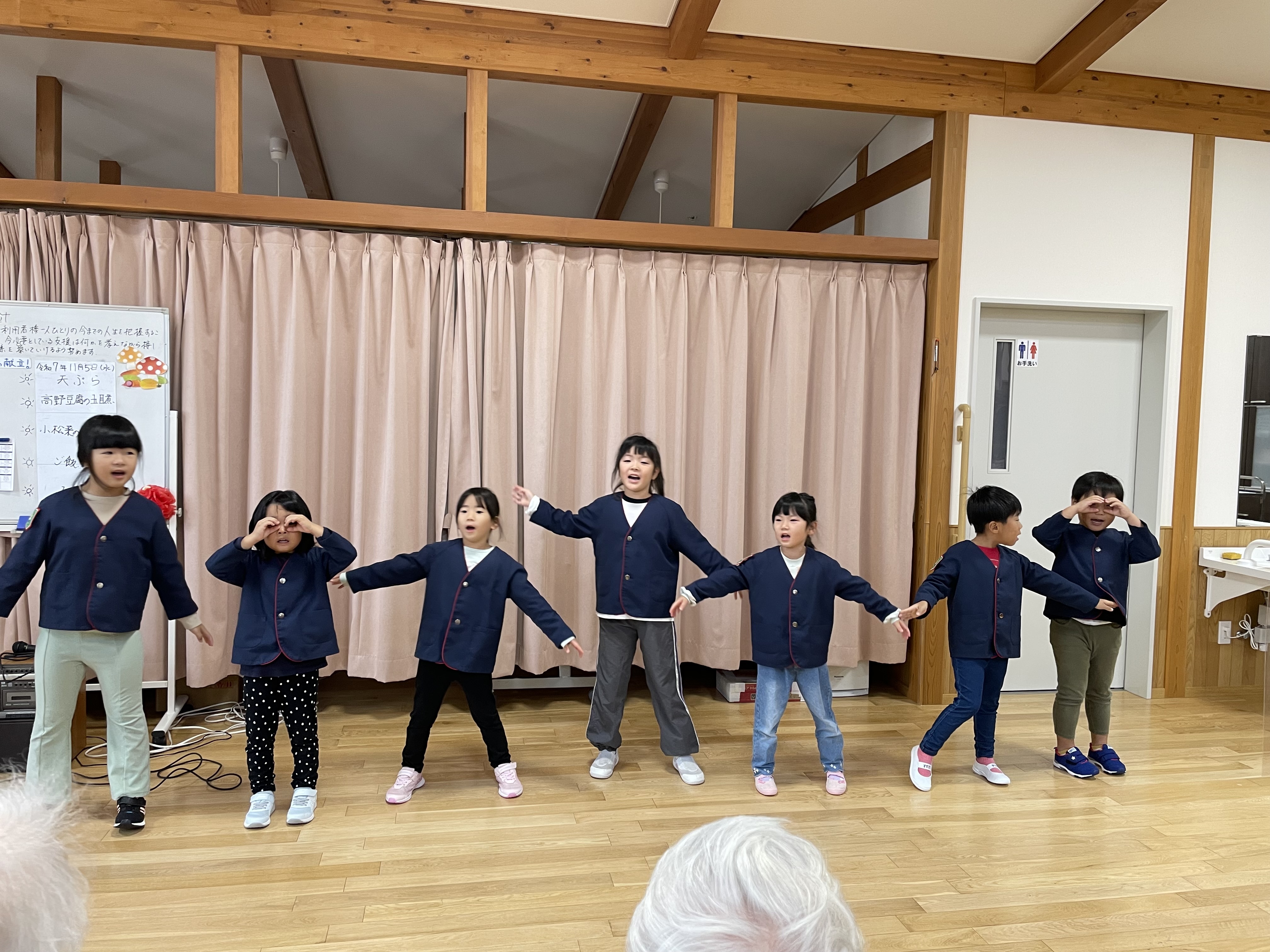 とんぼのめがねを歌いました。最初は緊張しましたね。