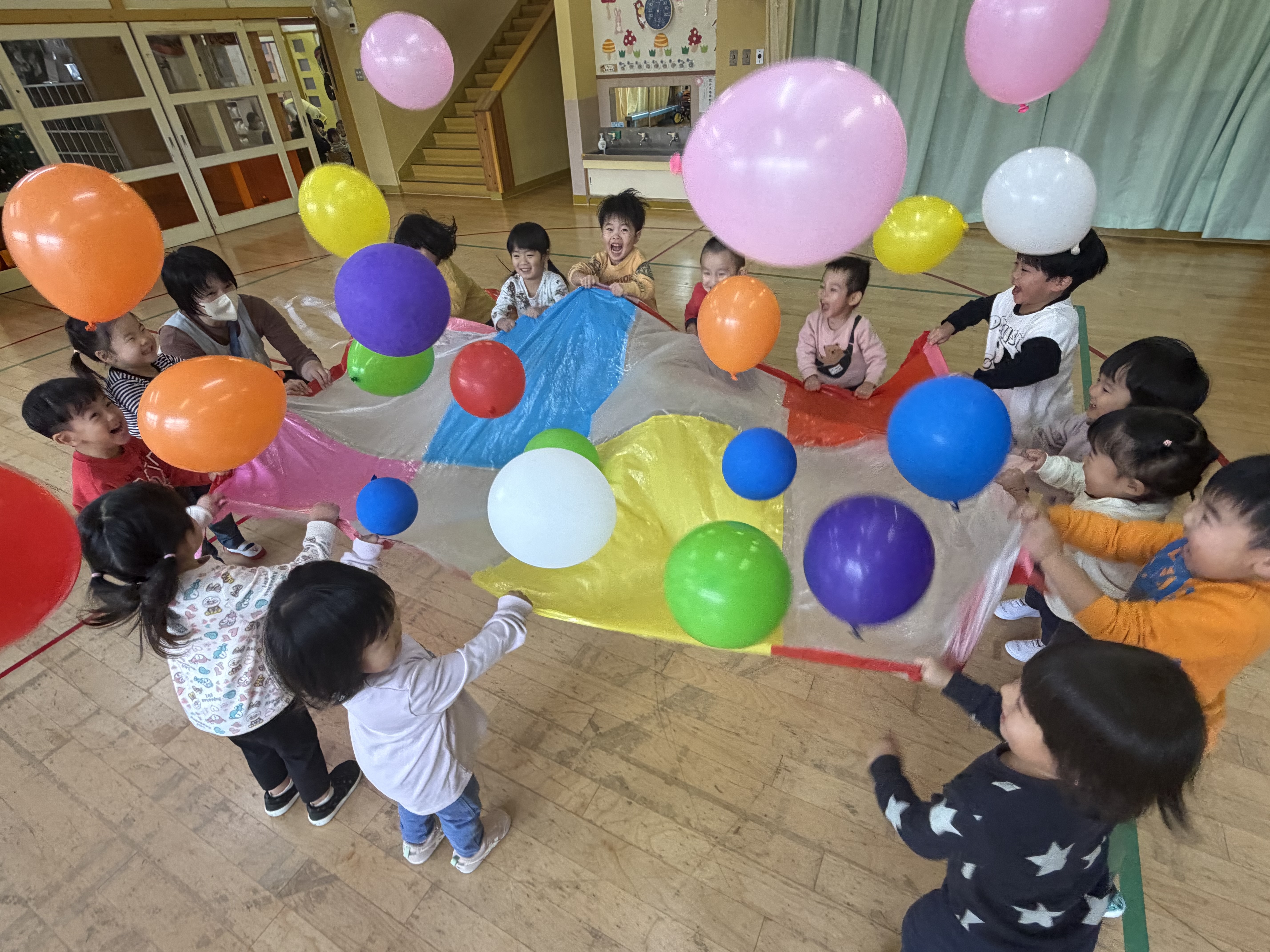 もも　2　手作りパラバルーンで遊びました。風船も飛ばして、大喜びで遊んでいました♪