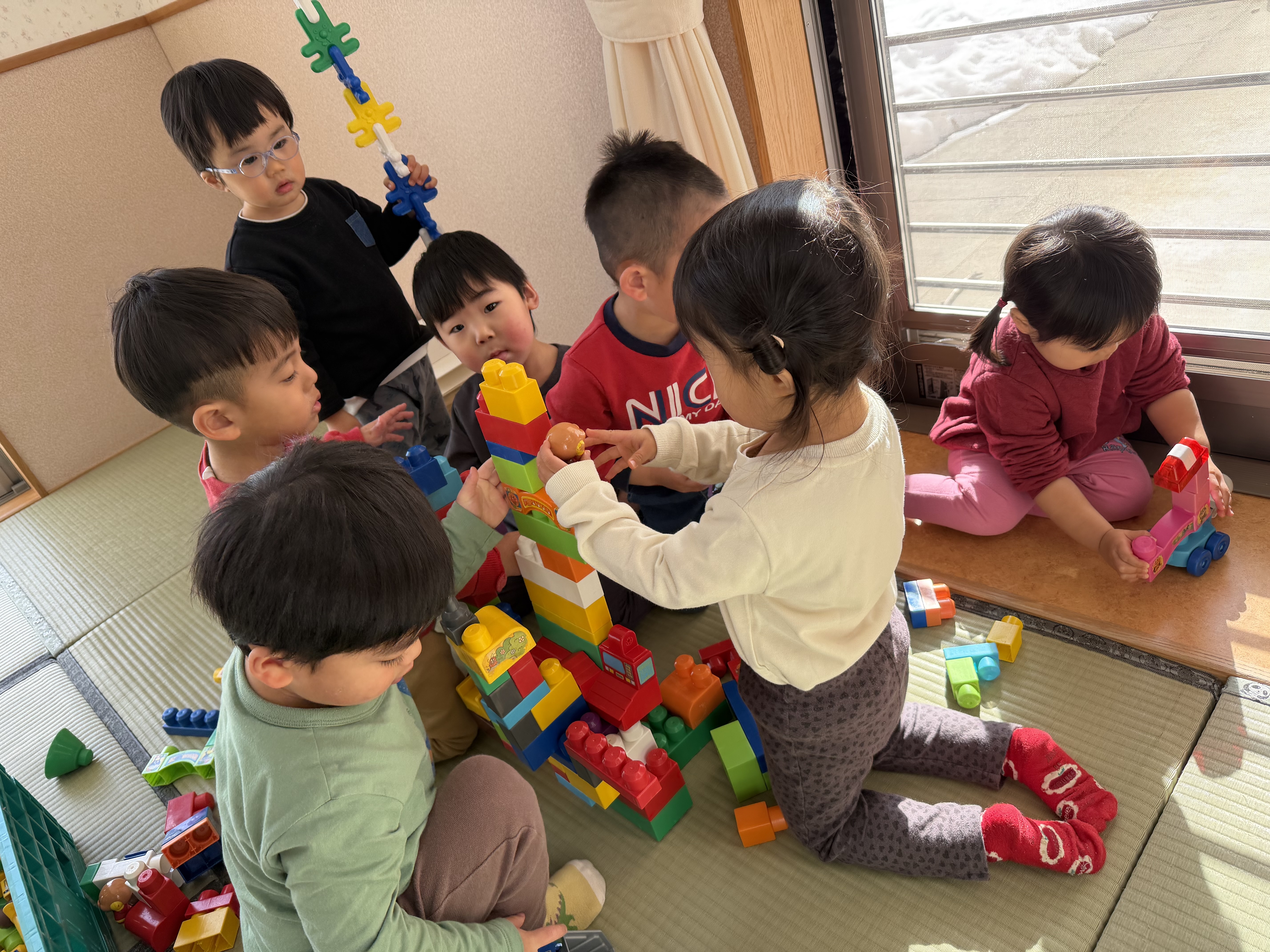 「一緒に作ろう」と共同で何かを作ることが増えてきました。大きな作品が出来ると嬉しそうに紹介してくれます❤